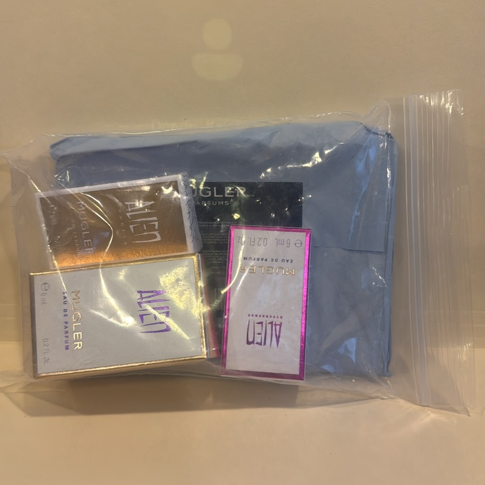 MUGLER 4p Pouch + 3 Alien Mini Purse Travel Size Samples NIP NIB - Picture 2 of 7